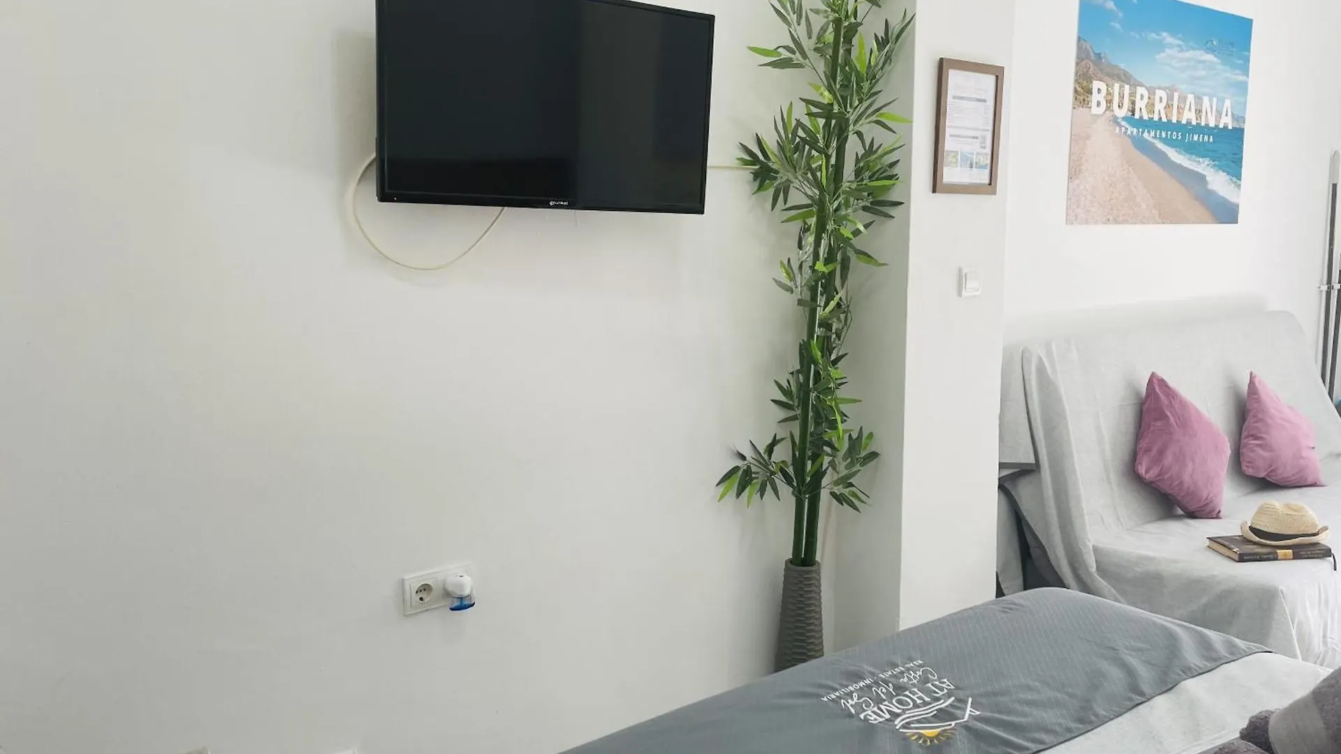 Estudio Jimena Burriana En El Centro De Nerja 0*,